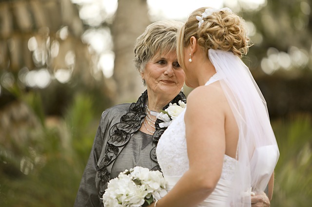 mother daughter wedding moments