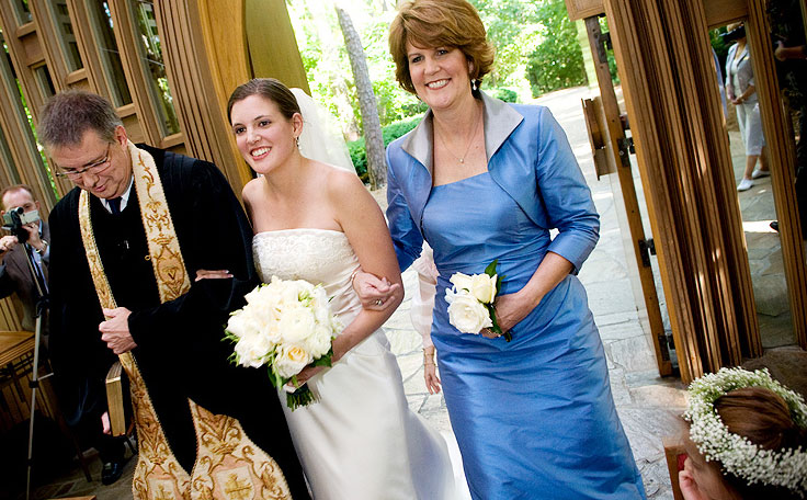 can mother of the bride and groom wear same color
