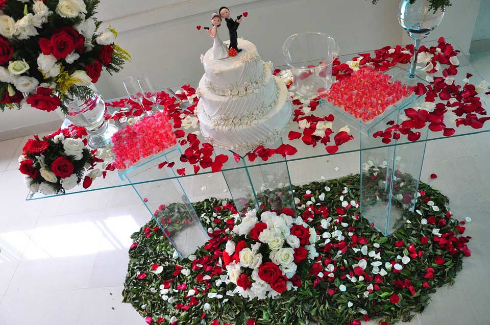 red themed wedding table with flowers