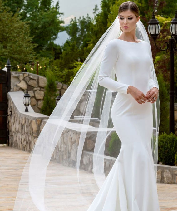 minimalistic wedding dress