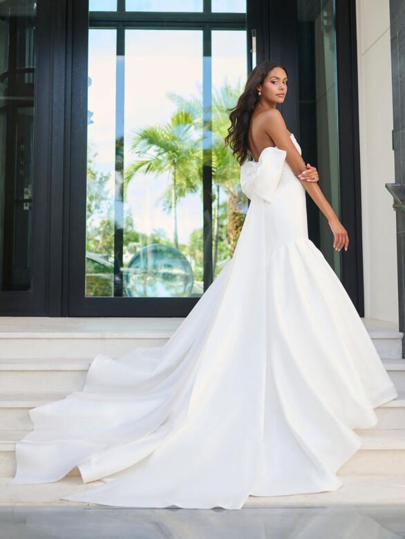 Adrianna Papell 31318 Back Bow Sweetheart Neck Bridal Dress